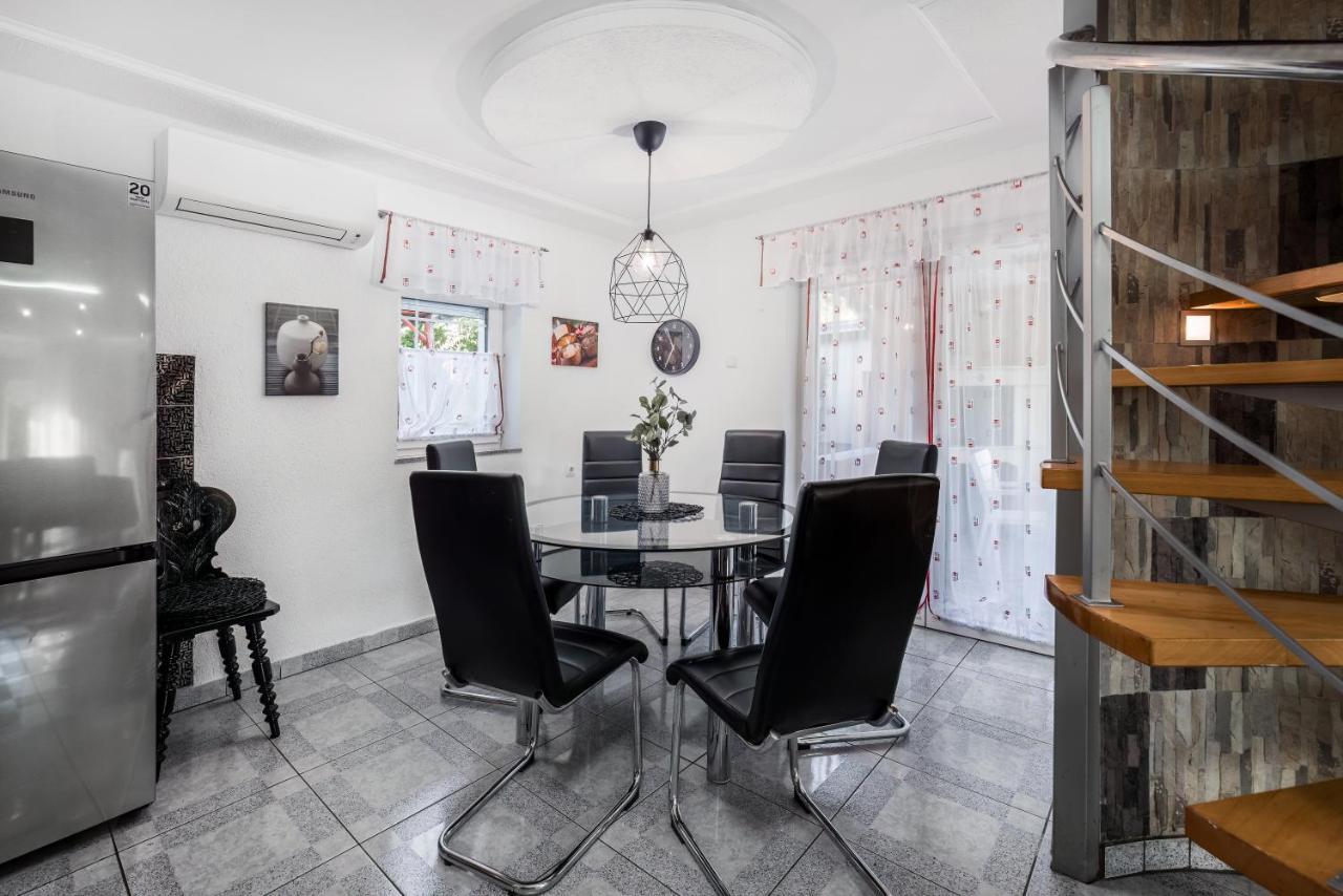 Villa Tratea - With A Heated Pool Tomici エクステリア 写真