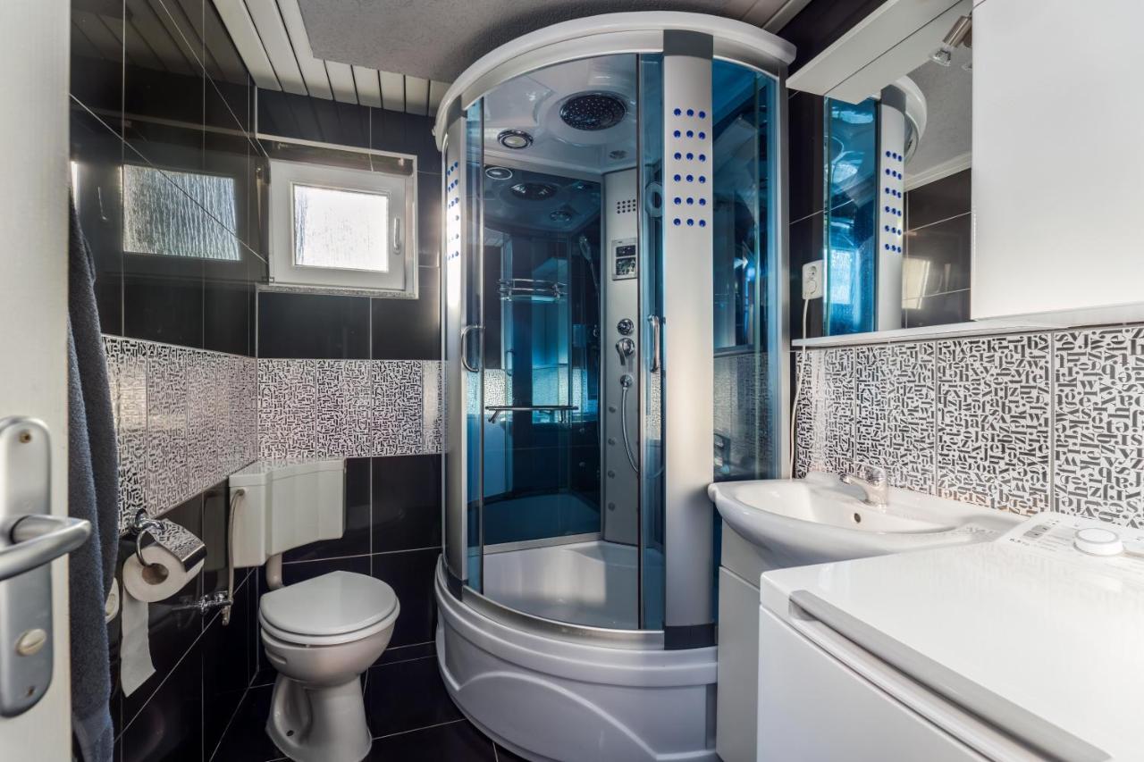 Villa Tratea - With A Heated Pool Tomici エクステリア 写真