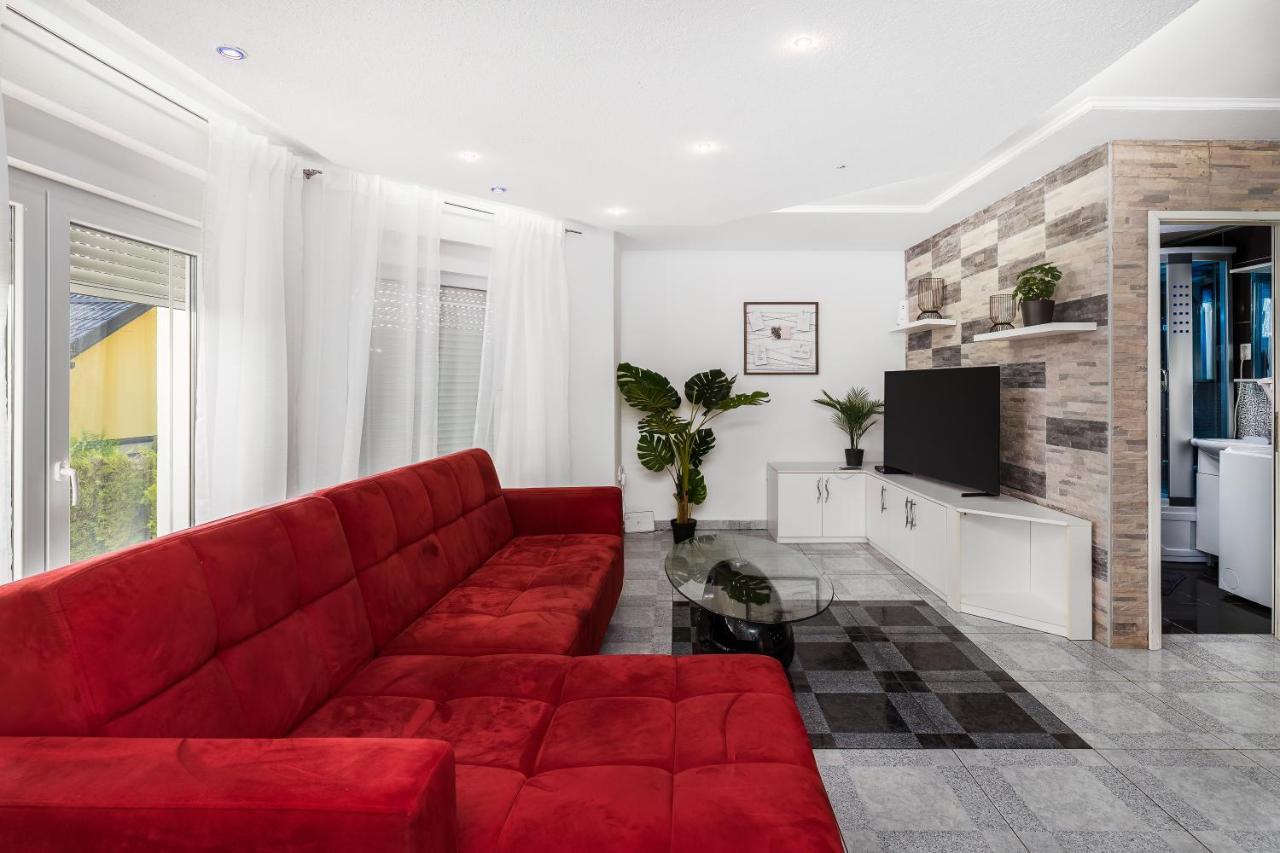 Villa Tratea - With A Heated Pool Tomici エクステリア 写真